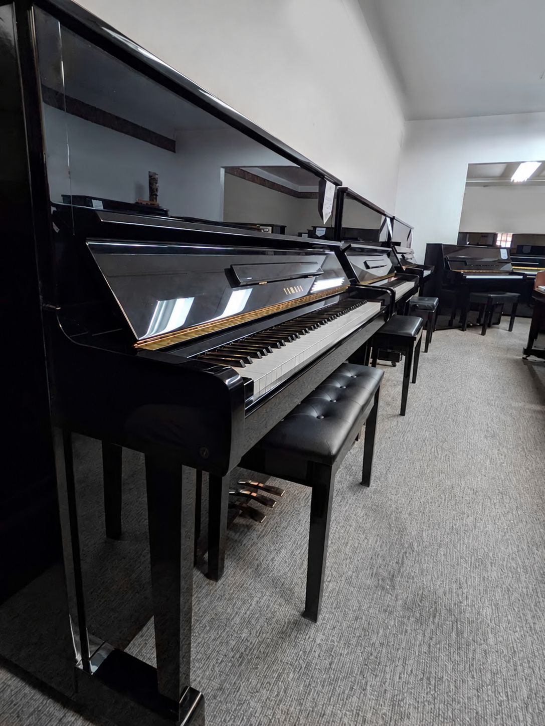Pianos Yamaha dans la salle de montre Piano Expert