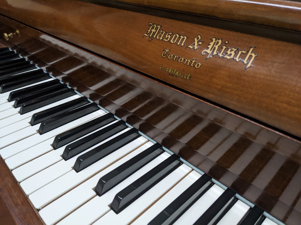 Mason & Risch — piano droit, photo 1