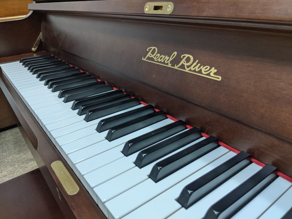 PEARL RIVER — piano droit, photo 1