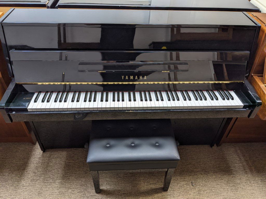 YAMAHA C108 — piano droit