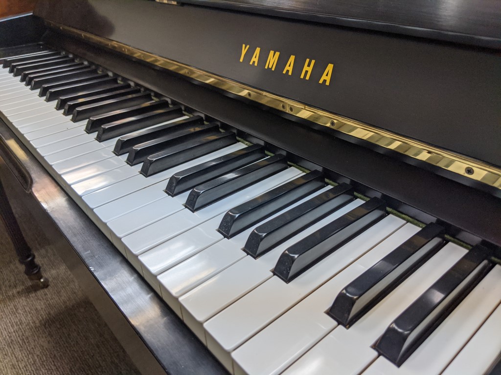 YAMAHA M1 — piano droit, photo 2