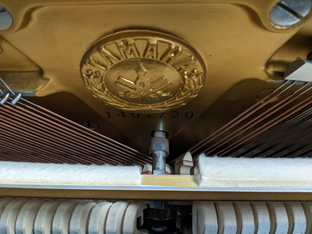 YAMAHA M1 — piano droit, photo 3