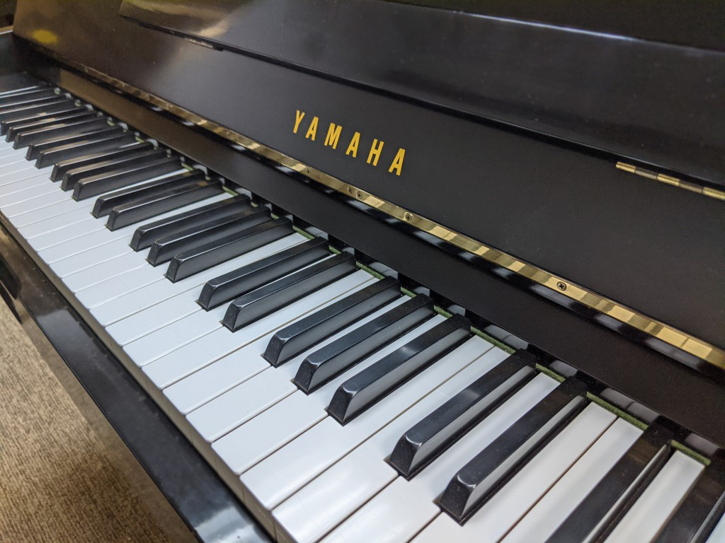 YAMAHA M1 — piano droit, photo 1