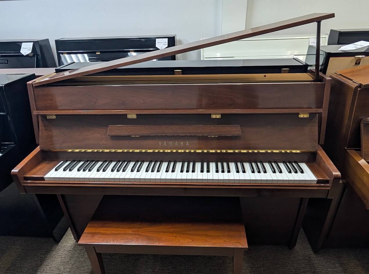 YAMAHA M108 — upright piano