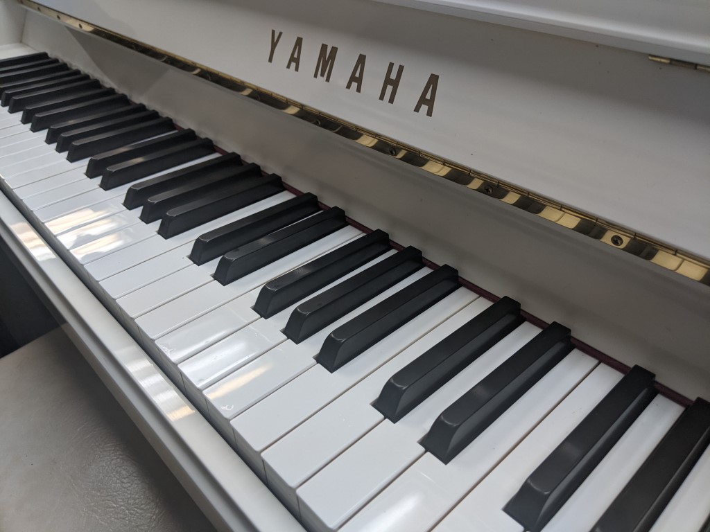 YAMAHA M108 — piano droit, photo 1