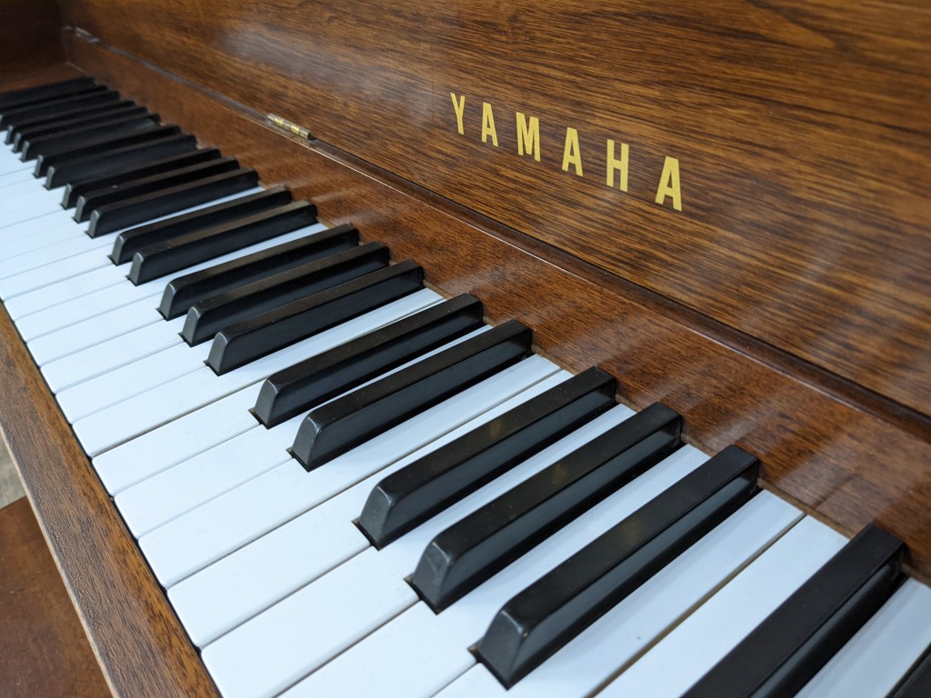YAMAHA M2 style italien — piano droit, photo 1