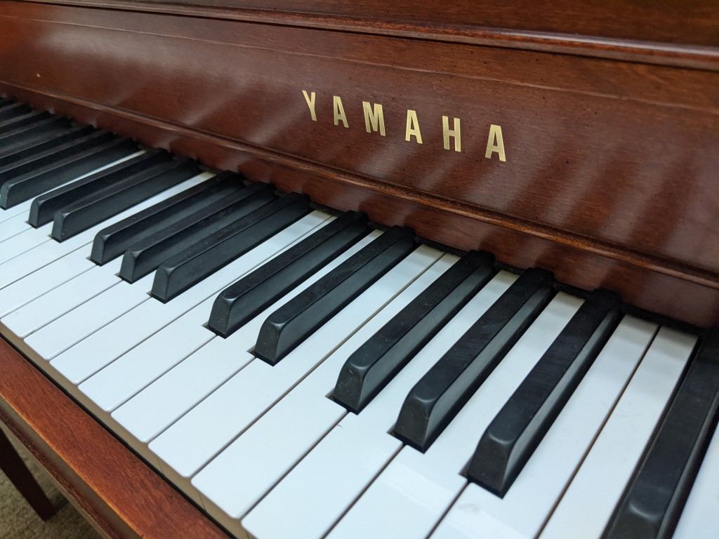 YAMAHA M450 — piano droit, photo 1