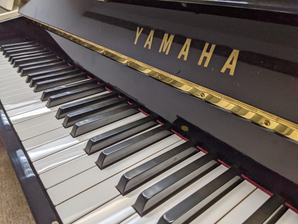 YAMAHA Noir C108 — piano droit, photo 1