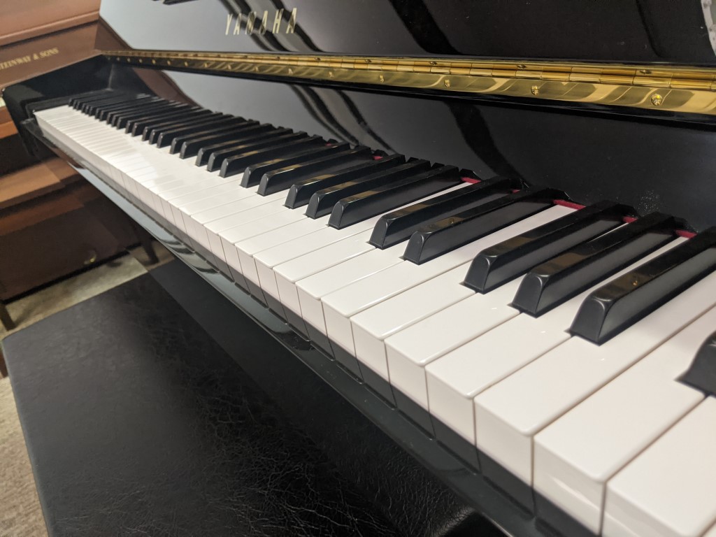 YAMAHA Noir C108 — piano droit, photo 1