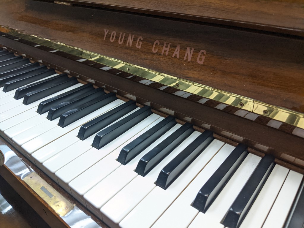 YOUNG CHANG U-107 — piano droit, photo 1