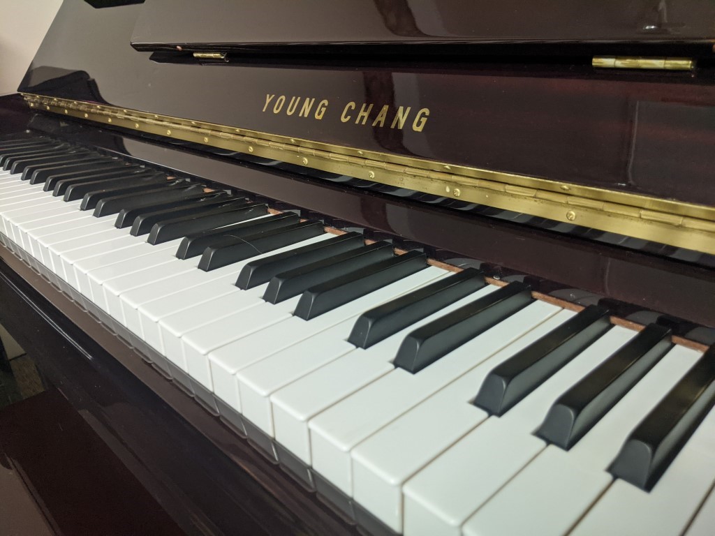 YOUNG CHANG E-121 Acajou — piano droit, photo 2