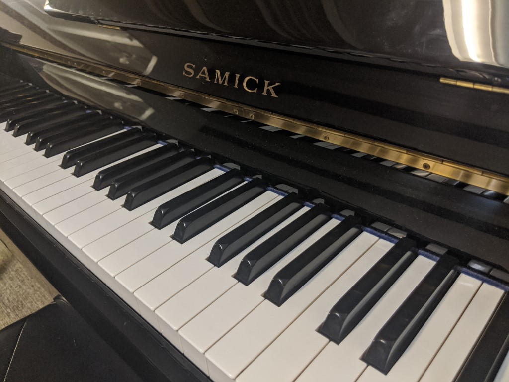 SAMICK S-108S — piano vendu