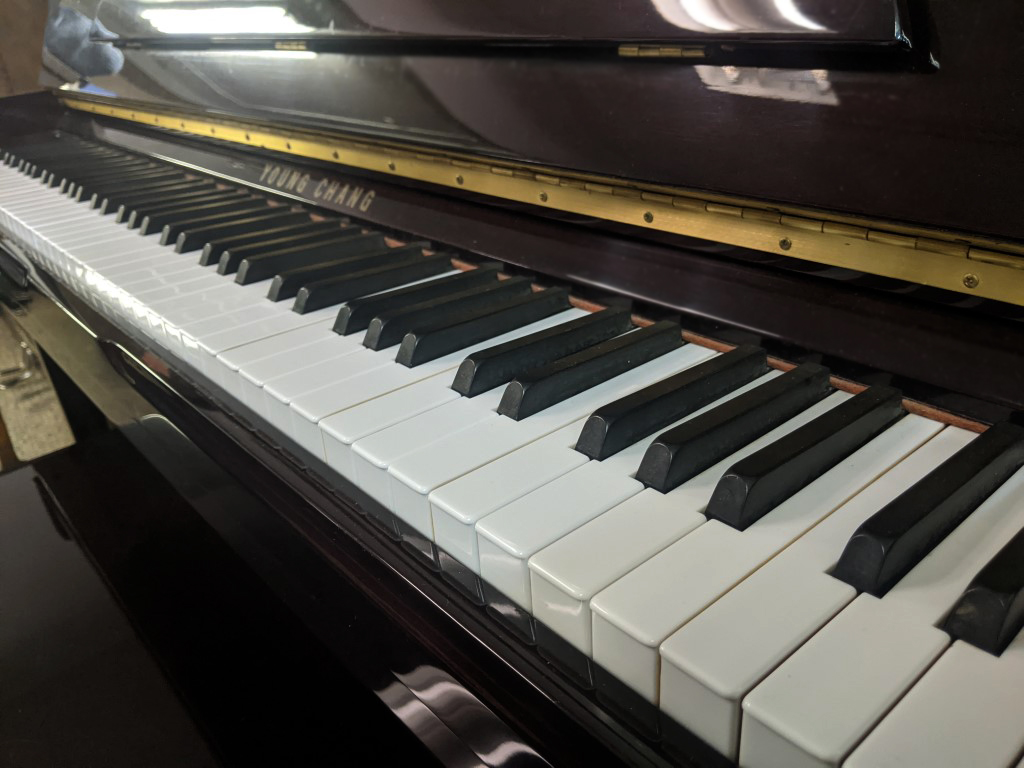 YOUNG CHANG E-114 Acajou — piano vendu